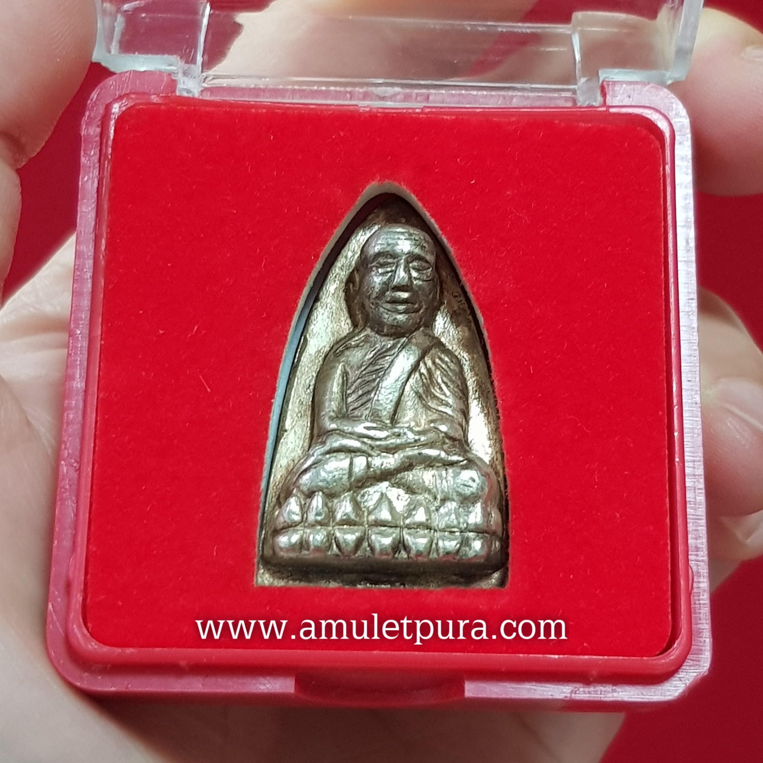 หลวงปู่ทวดหลังเตารีด หมื่นยันต์(เนื้อระฆังแตก)รุ่นกฐิน51(ลังกาสุกะ)พระอาจารย์แดง วัดไร่ จ.ปัตตานี(ตอกโค้ด หมายเลข4772)