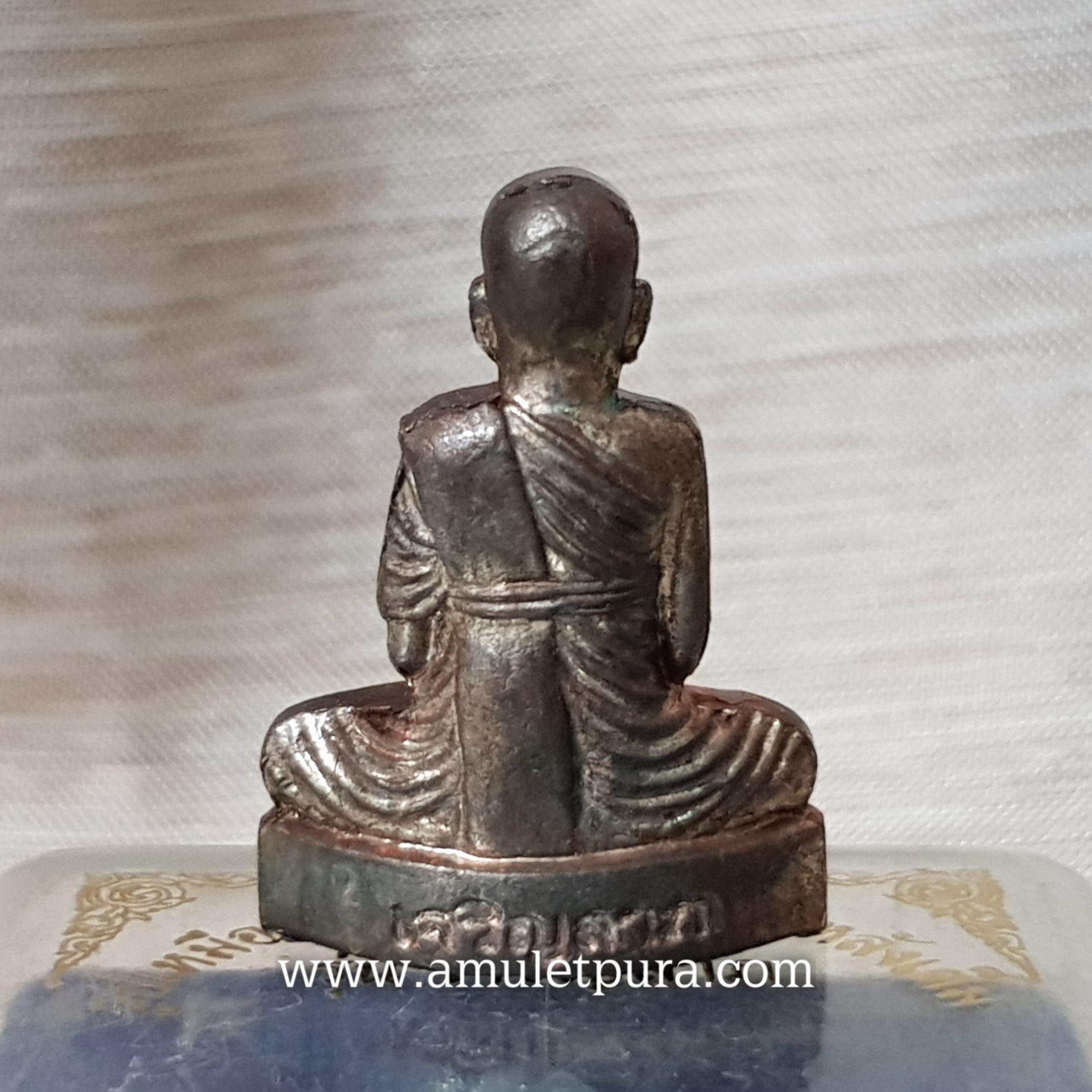 รูปเหมือนปั๊มพิมพ์เข่ากว้างหลังเต็ม รุ่นเจริญลาภ(นวโลหะ)ปี54 หลวงปู่โสฬส วัดโคกอู่ทอง จ.ปราจีนบุรี(ใต้ฐานมีโค้ด หมายเลข565)