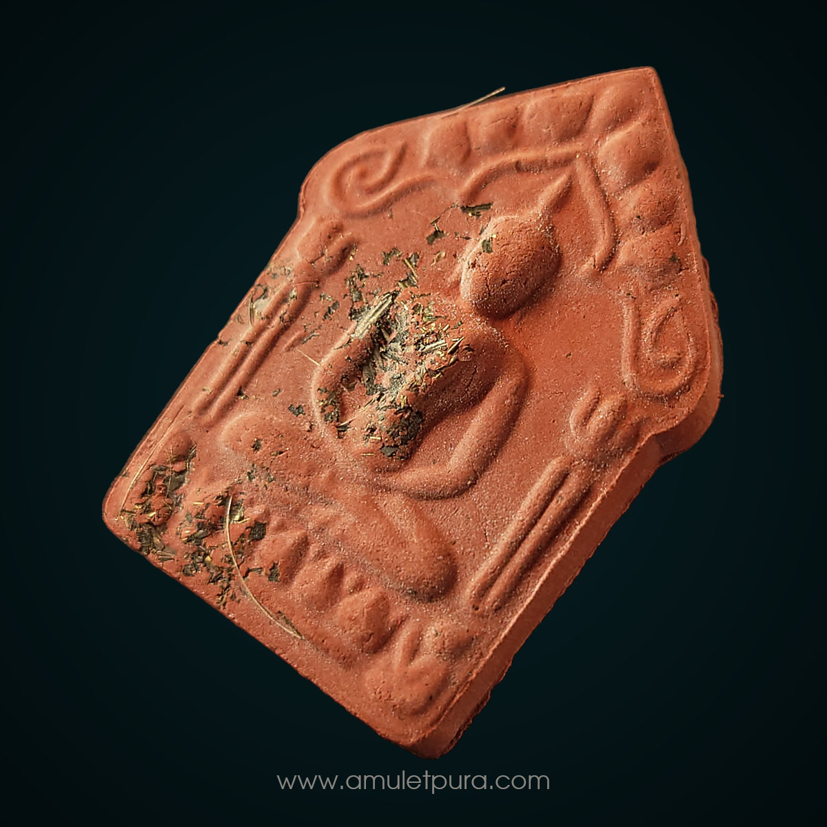 ขุนแผนไตรมาส (เนื้อแดงสบู่เลือด) หลวงปู่แสน ปสนฺโน อายุ 111 ปี ปี62 วัดบ้านหนองจิก ศรีสะเกษ (สร้างน้อยแค่ 99 องค์ หลังพลอยเสก แผ่นโค้ดเงิน หมายเลข 5)