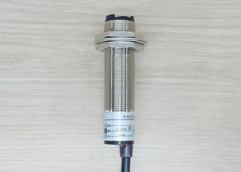 E3F-DS300C4 Infrared Photoelectric Sensor 10-300cm Detection (NPN, NO) Nickel-plated brass body