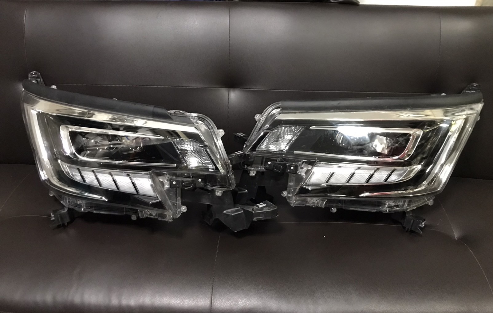 เสื้อไฟหน้ารถตู้ Toyota Majesty xenon L,R สวย คู่ละ 25,000
