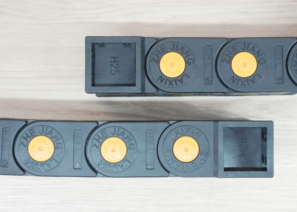 25 X 50 mm Cable Drag Chain R65mm ยาว 1M และ End Connectors (Fully-Enclosed)