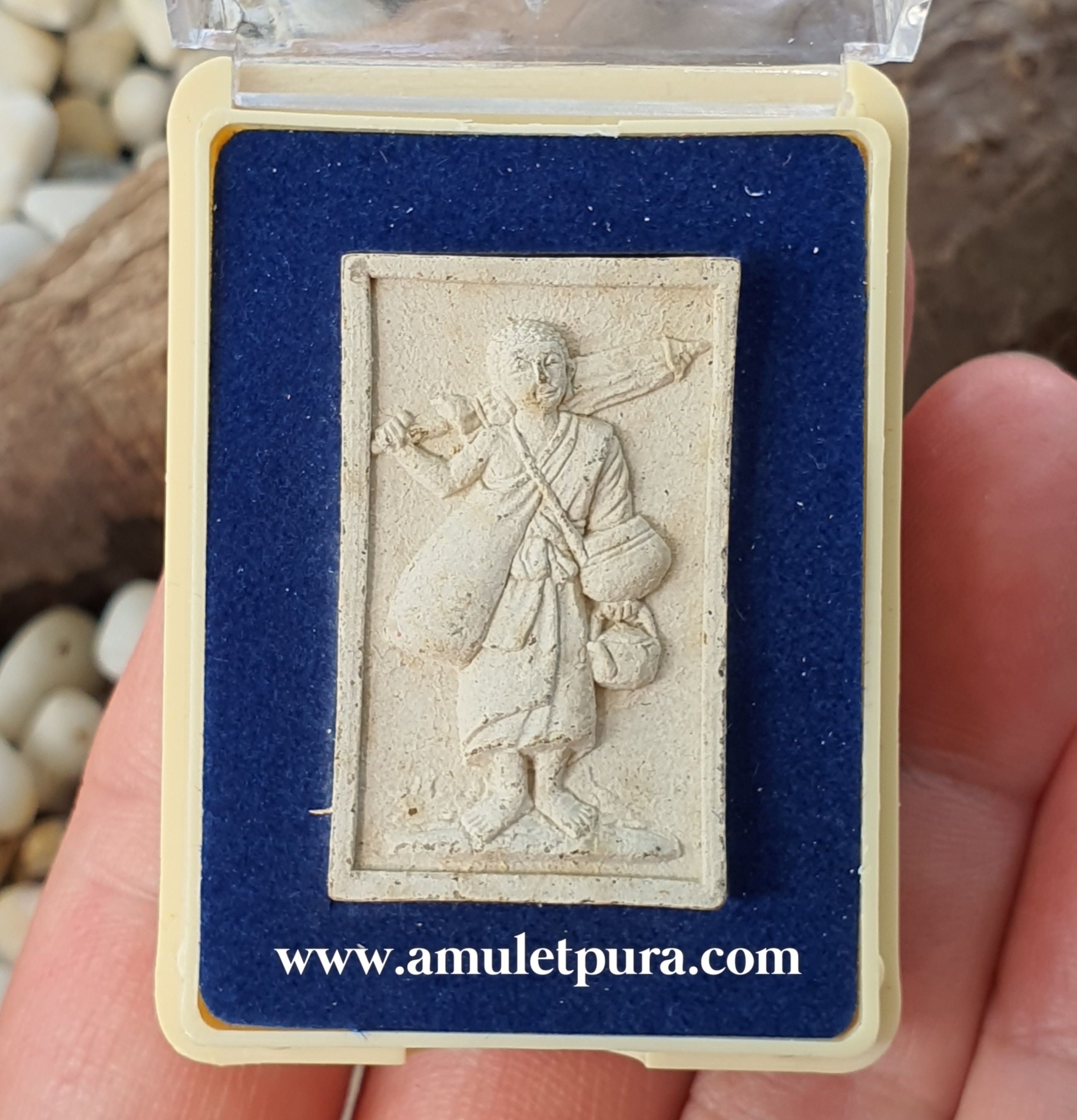 พระสีวลี(เนื้อผงว่านพิมพ์สี่เหลี่ยม)รุ่นแรก รุ่นชนะจน ปี55 พ่อท่านพรหม วัดพลานุภาพ จ.ปัตตานี(ฝังเม็ดโค้ด พลอยเสกพระสีวลี ยิงเลเซอร์หมายเลขที่ขอบด้านล่างหมายเลข2599)