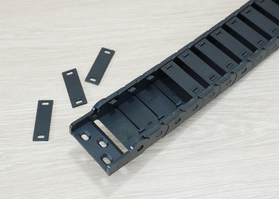 15 x 40 mm Cable Drag Chain R28mm ยาว 1M และ End Connectors (Semi-Enclosed)