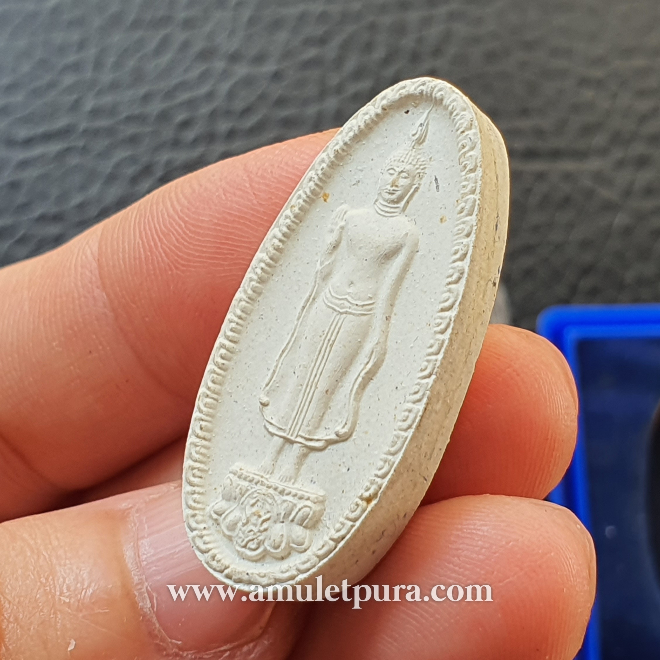 พระพุทธกาญจนพรสยามภูมิ ภปร พระพุทธรูปประจำวันเกิดพระบาทสมเด็จพระเจ้าอยู่หัว สร้างในวโรกาศทรงครองสิริราชสมบัติ 50 (เนื้อผงทรงเม็ดขนุน) ปี39 โดยวิทยาลัยป้องกันราชอาณาจักร (วปอ.)