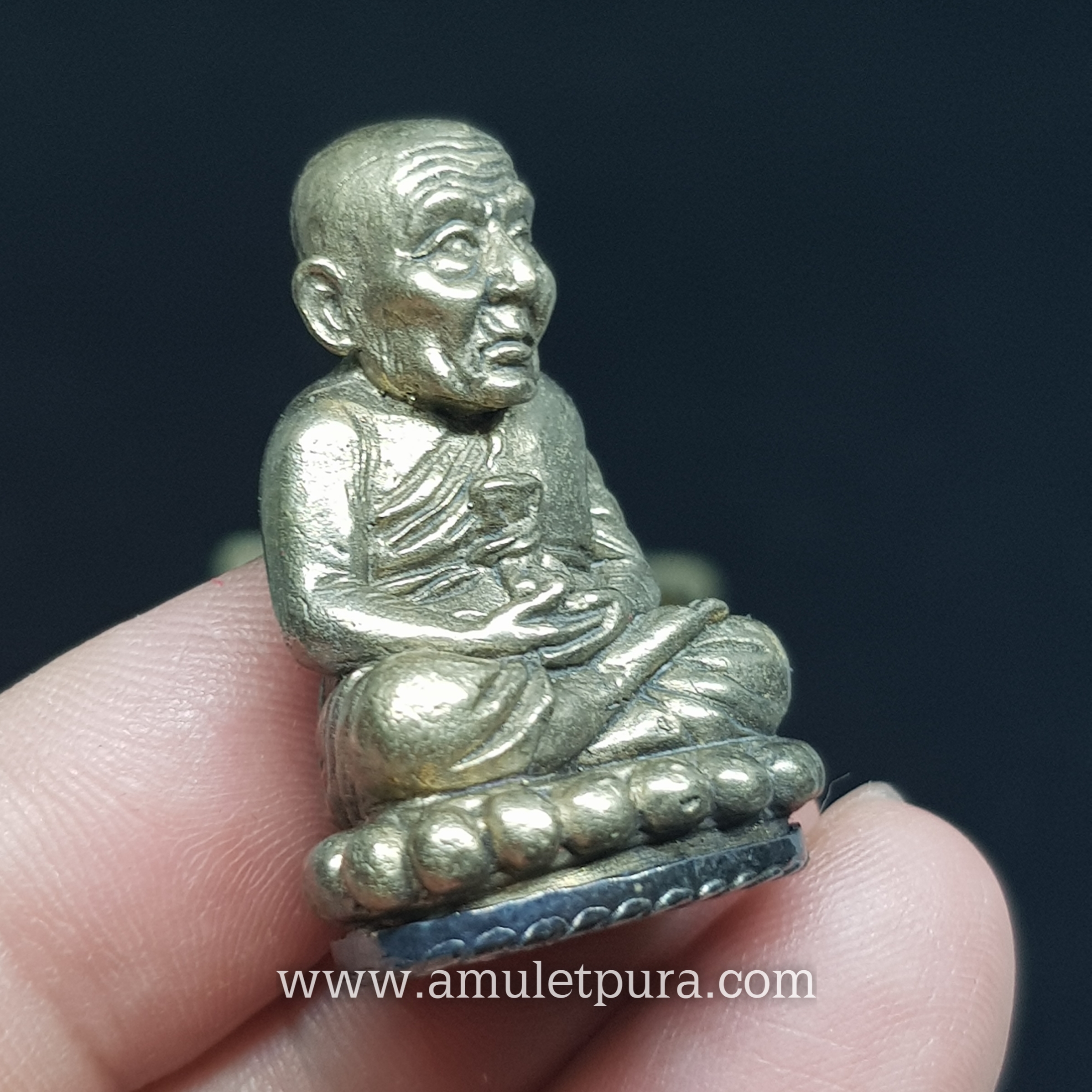 กริ่งหลวงปู่ทวดนิ้วกระดก ก้นลายเซ็นต์ (เนื้อชนวนมหามงคลก้นเงิน) รุ่นกฐิน53 ลังกาสุกะ พระอาจารย์แดง วัดไร่ จ.ปัตตานี (มีโค้ด หมายเลข2284)