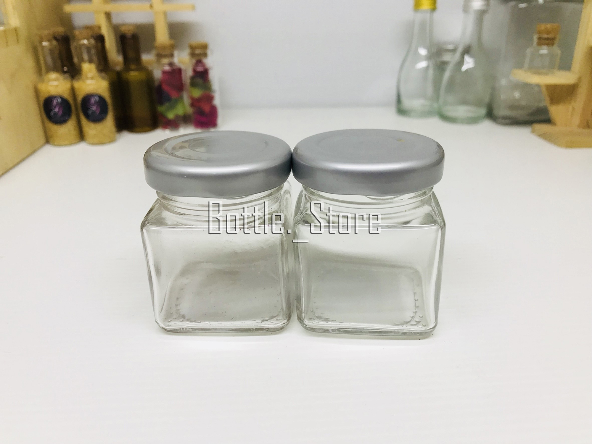 ขวดแก้ว สี่เหลี่ยม 50ml ฝาเกลียวล็อคสีเงินด้าน