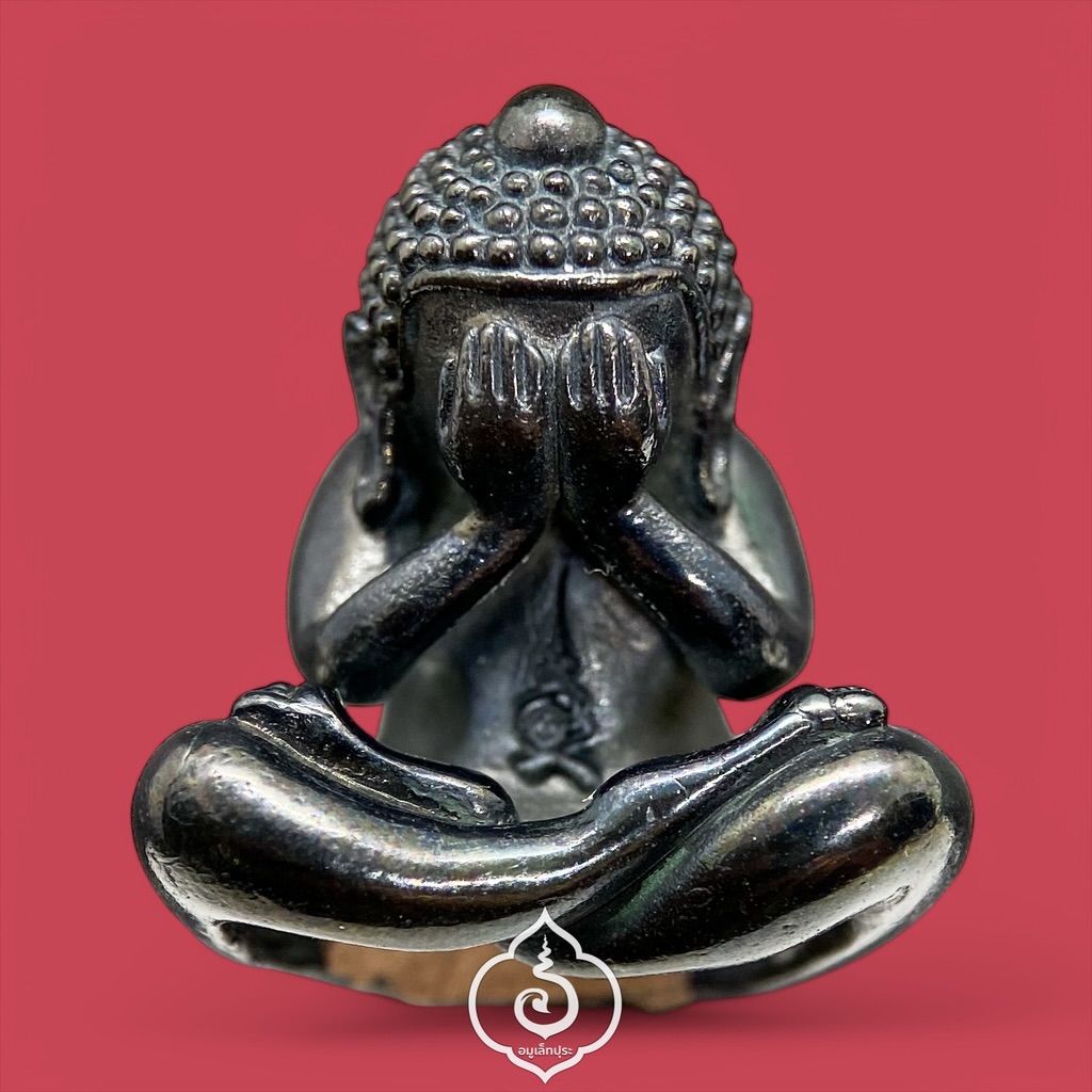 พระปิดตาหล่อ (เนื้อเมฆพัตร) รุ่นเจริญลาภ ปี65 หลวงปู่นิ่ม วัดพุทธมงคล จ.สุพรรณบุรี (ใต้ฐานอุดผง มีโค้ด หมายเลข 89)