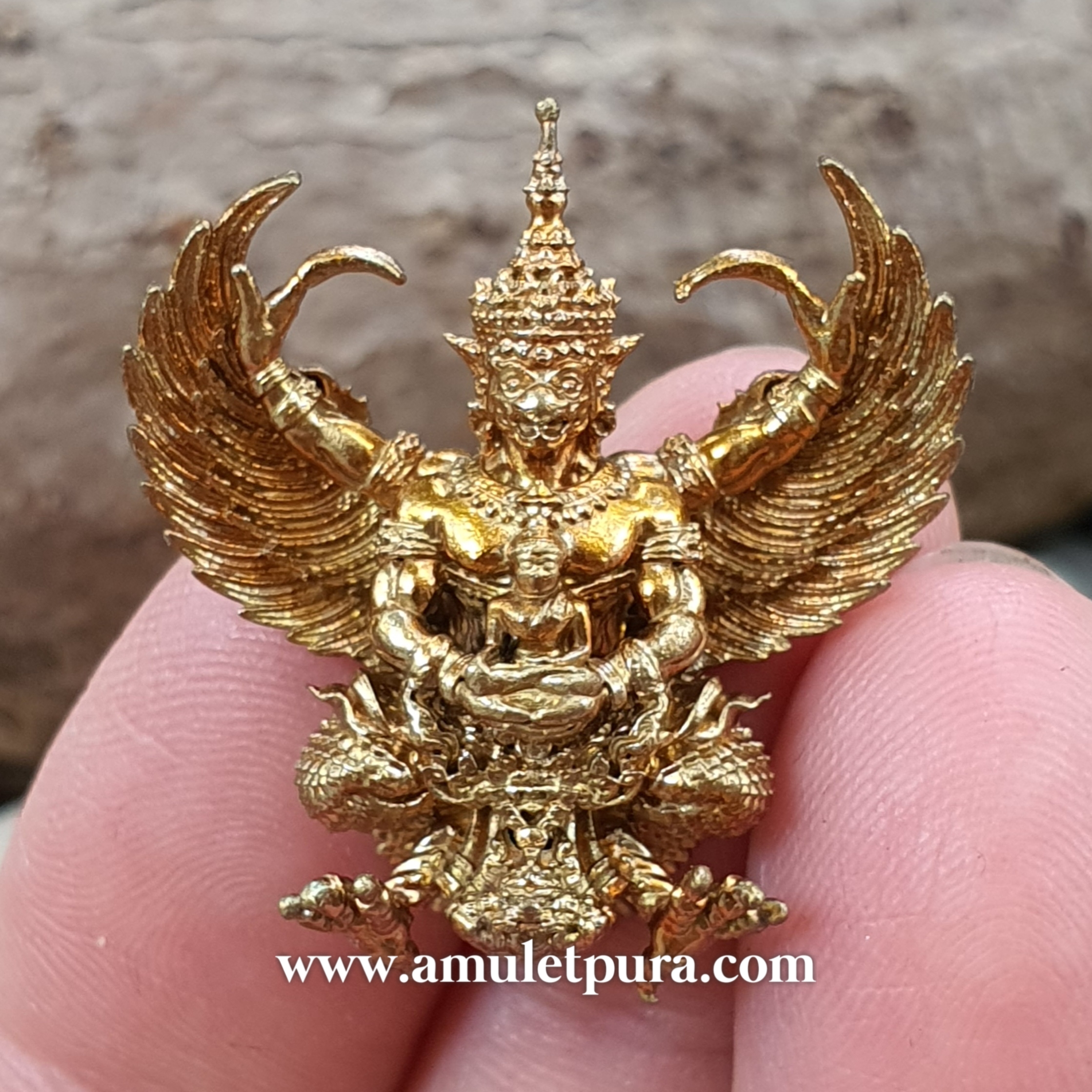 พญาครุฑ รุ่นเศรษฐีเงินไหลมา(พิมพ์เล็ก เนื้อชนวนทองล้นเบ้า สัมฤทธิ์โชค)ปี62 วัดพระมหาธาตุวรมหาวิหาร จ.นครศรีธรรมราช(มีโค้ด หมายเลข๖๕๔)