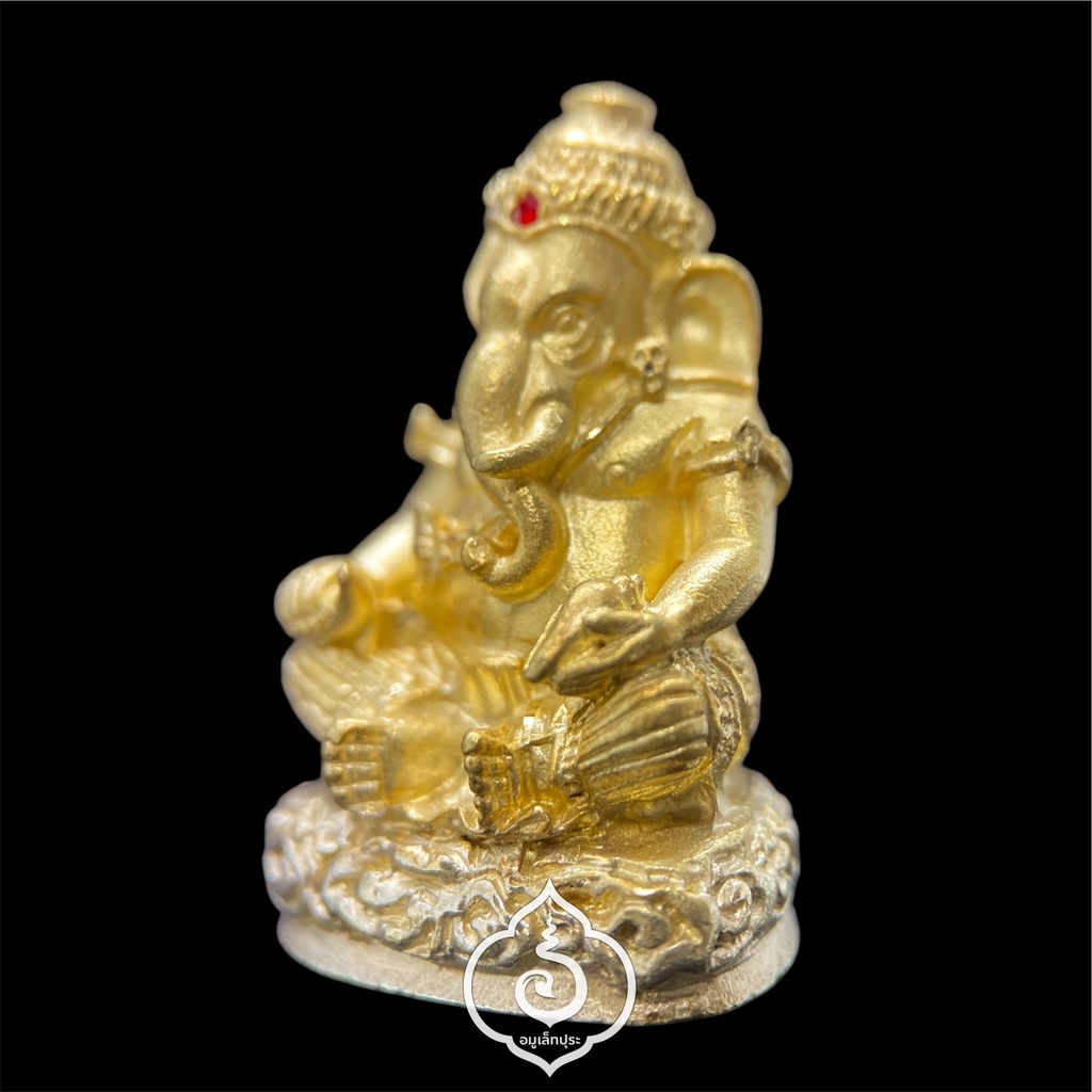 พระพิฆเนศวร รุ่นยกฉัตรพระเจดีย์ (เนื้อโลหะชุบทองพ่นทราย ฝังพลอยแดง) ปี47 หลวงพ่อวัลลภ วัดดอยแท่นพระ (ผาหลวง) จ.เชียงใหม่(มีโค้ดใต้ฐาน)