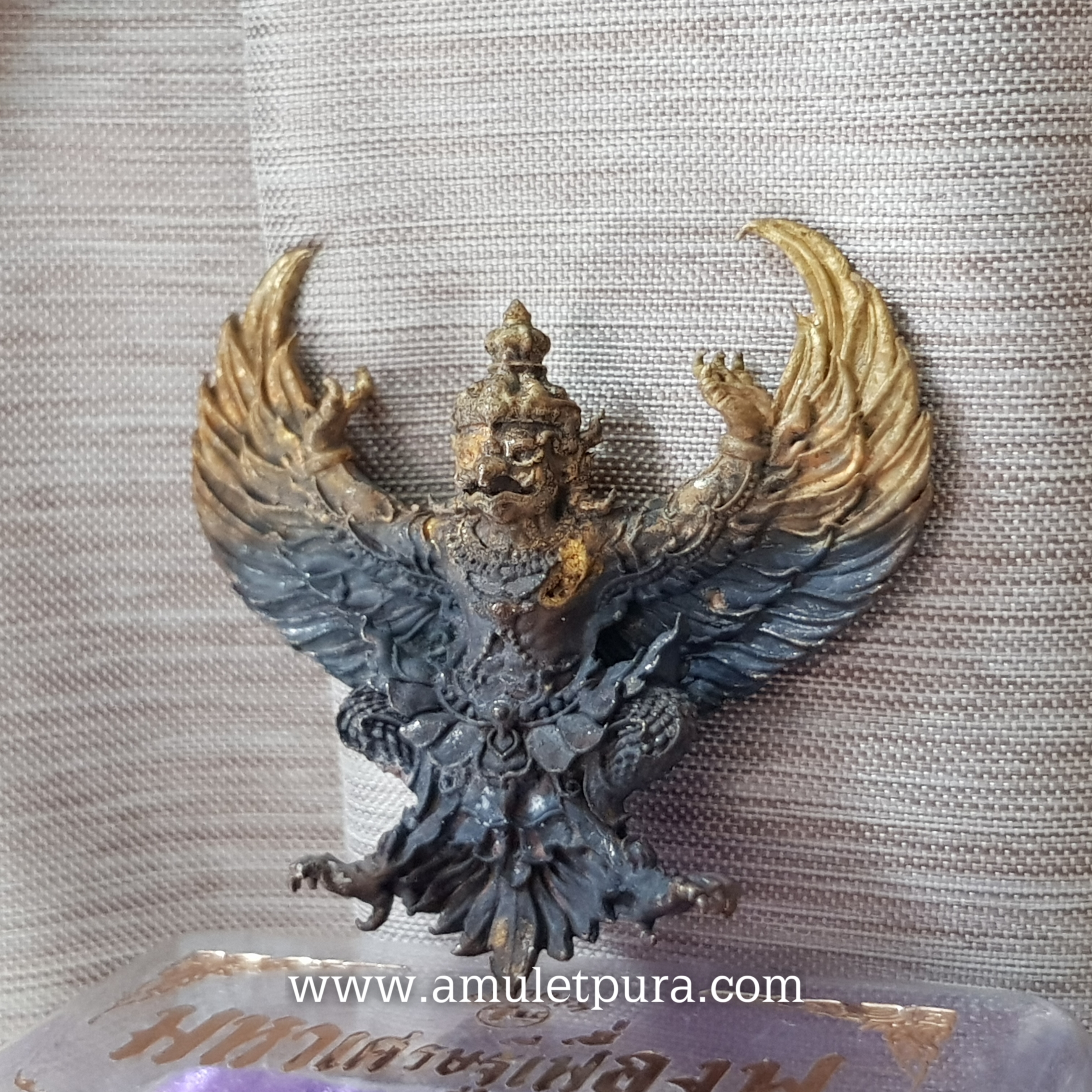 พญาครุฑ รุ่นมหาศรษฐีเฟื่องฟู(ชนวนโบราณทูโทนแยกจากชุดกรรมการ)ปี63 หลวงพ่อฟู วัดบางสมัคร จ.ฉะเชิงเทรา(สร้าง 999 องค์ ตอกโค้ด หมายเลข๑๘๗)