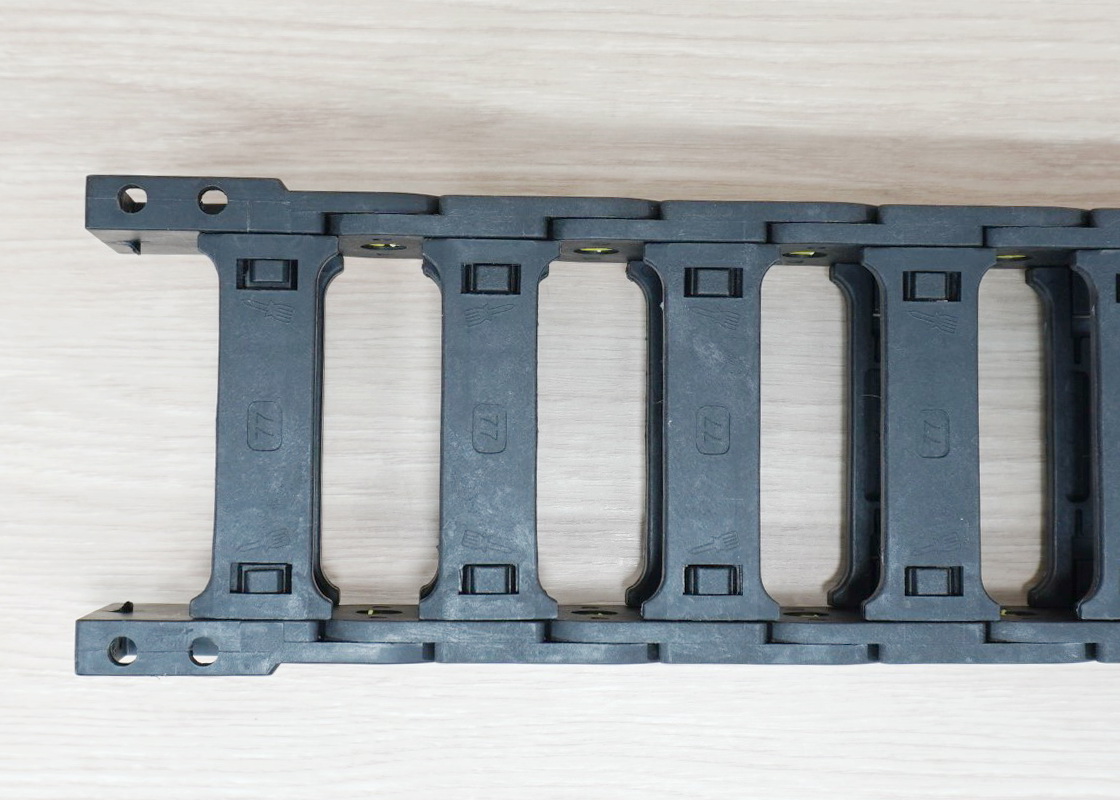 25 X 77 mm Cable Drag Chain R100mm ยาว 1M และ End Connectors (Bridge opening)