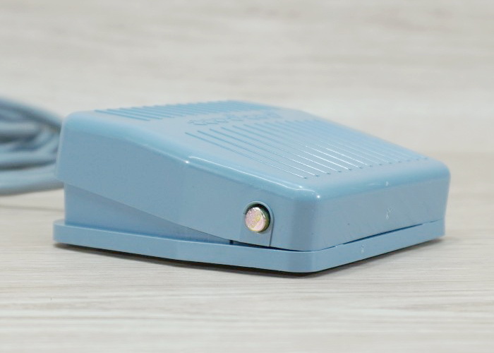 Foot Switch TFS-201 Momentary Control Switch SPDT(1NO 1NC) Wire 2M 250V, 10A