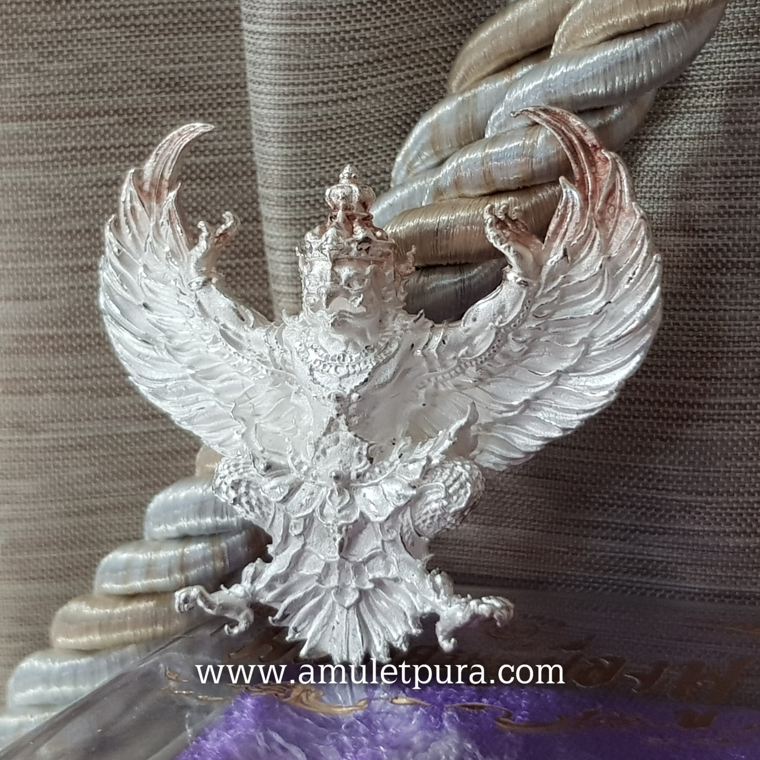 พญาครุฑ รุ่นมหาศรษฐีเฟื่องฟู(สัมฤทธิ์ชุบเงินซาติน ขัดเงาบางส่วน แยกจากชุดกรรมการ)ปี63 หลวงพ่อฟู วัดบางสมัคร จ.ฉะเชิงเทรา(สร้าง 999 องค์ ตอกโค้ด หมายเลข ๑๘๗)