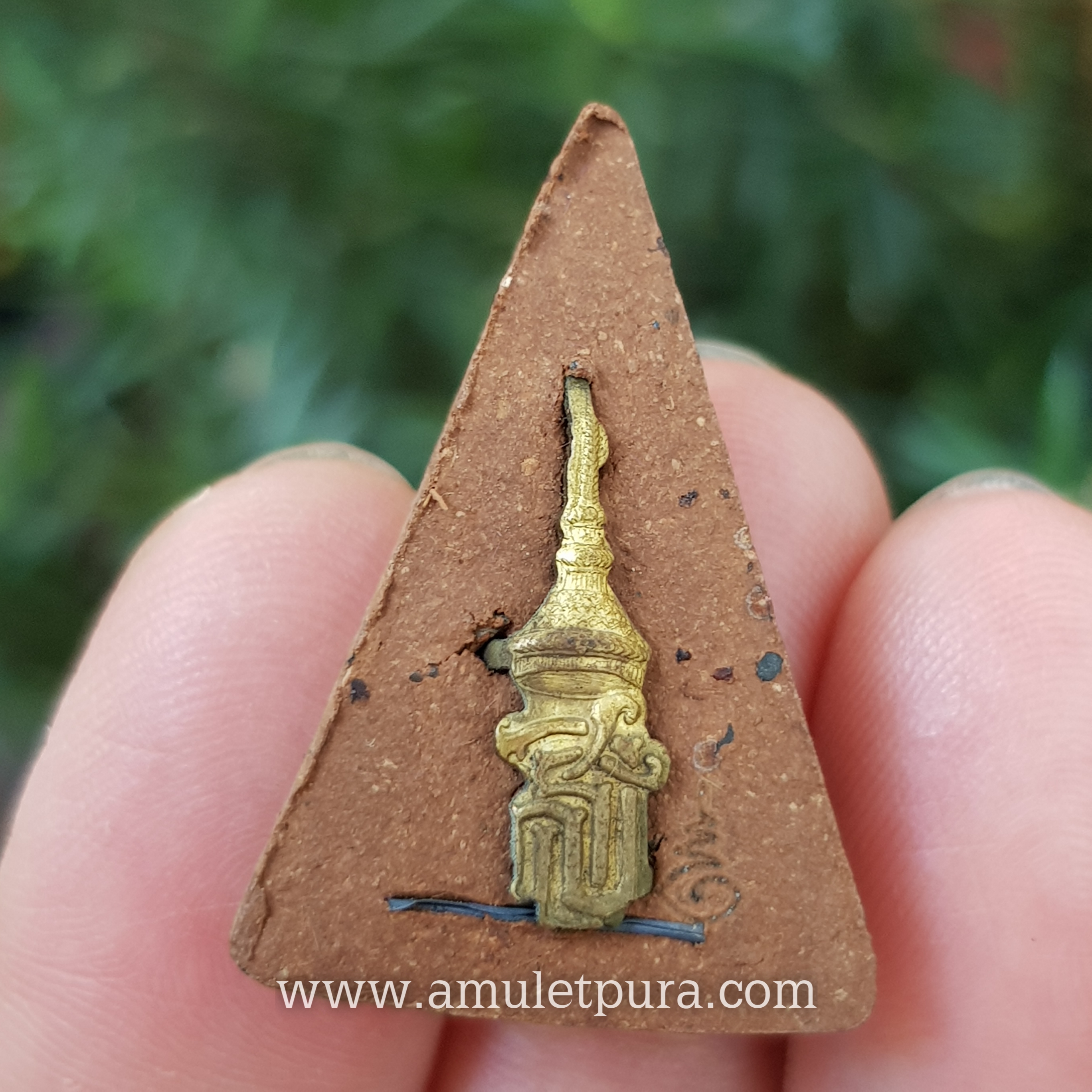 พระนางพญา สธ.(พิมพ์ใหญ่เข่าโค้ง ผงว่าน)ปี46 สร้างเนื่องในวโรกาส ทรงเจริญพระชนมายุ 48 พรรษา สมเด็จพระเทพพระรัตนราชสุดา วัดนางพญา จ.พิษณุโลก(หลังฝังตะกรุดเงิน มีโค้ด)(องค์ที่2)