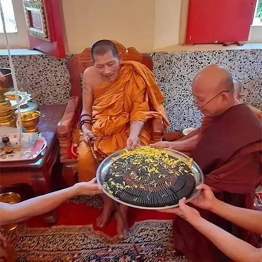 พระสมเด็จแจกทาน เสาร์5 หลังยันต์เหนือดวง (มวลสารหลวงปู่มหาศิลา) ปี64 มีจาร หลวงปู่มหาศิลา สิริจันโท วัดโพธิ์ศรีสะอาดแกเปะ จ.กาฬสินธุ์ (กดมือ) #2