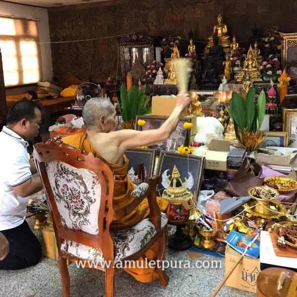 พญาครุฑ รุ่นมหาศรษฐีเฟื่องฟู (พิมพ์ใหญ่ เนื้อชนวนรมดำ) ปี63 หลวงพ่อฟู วัดบางสมัคร จ.ฉะเชิงเทรา (ตอกโค้ด หมายเลข 21)