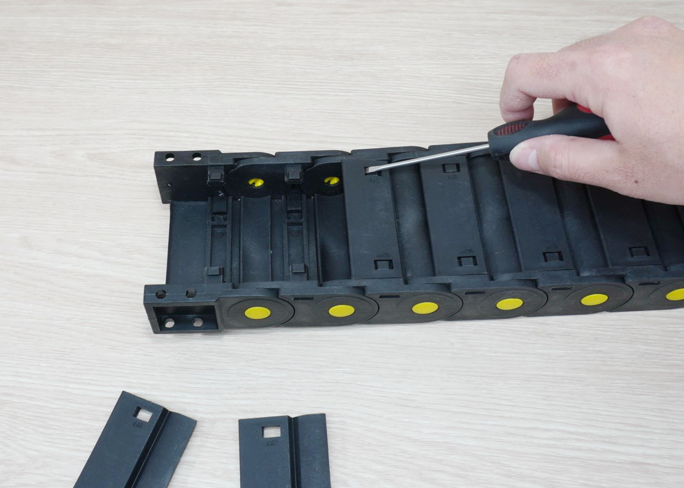 25 X 77 mm Cable Drag Chain R55mm ยาว 1M และ End Connectors (Fully-Enclosed)