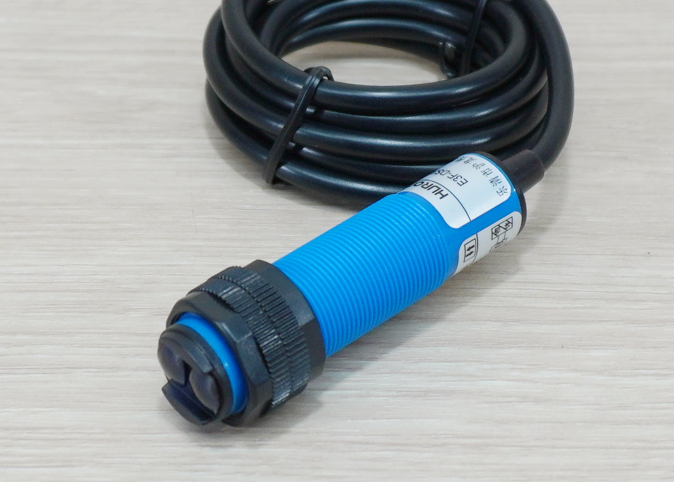 E3F-DS300C4 Infrared Photoelectric Sensor 10-300cm Detection Range Adjust (NPN, NO)