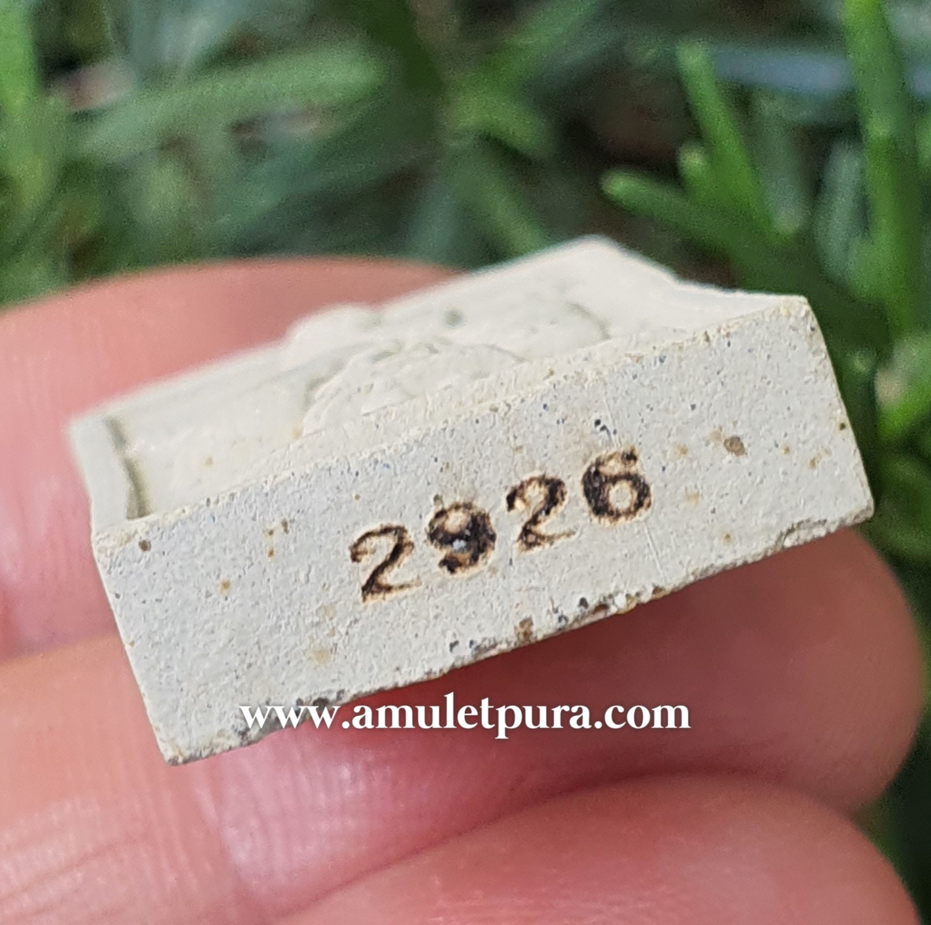 พระสีวลี(เนื้อผงว่านพิมพ์สี่เหลี่ยม)รุ่นแรก รุ่นชนะจน ปี55 พ่อท่านพรหม วัดพลานุภาพ จ.ปัตตานี(ฝังเม็ดโค้ด พลอยเสกพระสีวลี ยิงเลเซอร์หมายเลขที่ขอบด้านล่างหมายเลข2926)