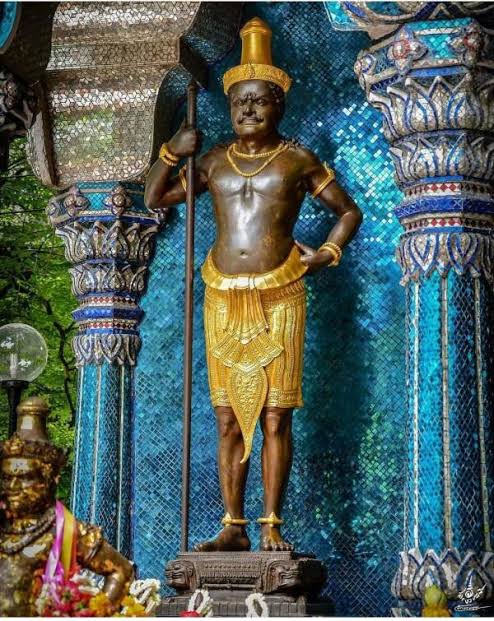 เหรียญท้าวหิรัญพนาสูร รุ่นแรก รุ่นปลดหนี้ ปลอดโรค ปลอดภัย (เนื้อทองเหลืองรมซาตินพื้นน้ำเงิน ขอบแดง) ปี64 หลวงพ่อพัฒน์ วัดห้วยด้วน จ.นครสวรรค์ (โค้ด พ หมายเลข 88)