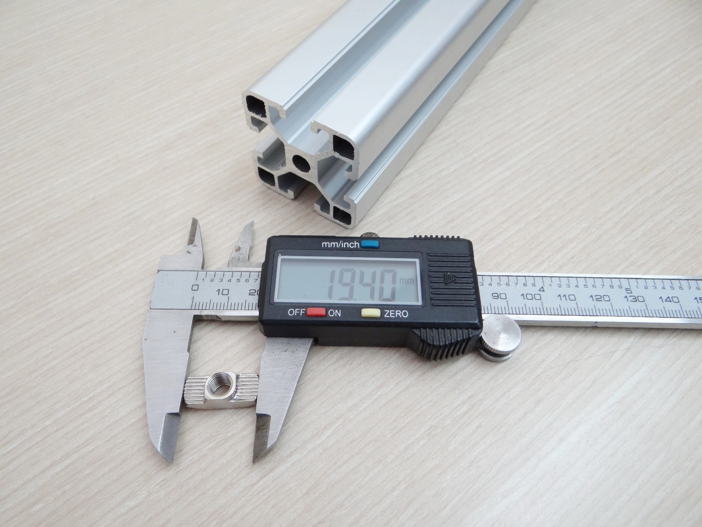 Free Nut M6 (20 ตัว/ชุด) สำหรับ Series 40 Alu Profile