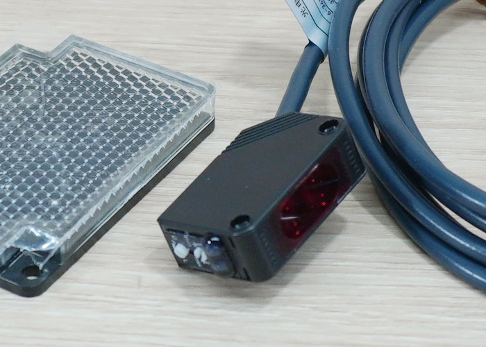 E3Z-R61, Mirror Reflection Photoelectric Switch 20-200 cm Detection Range (NPN, NO/NC)