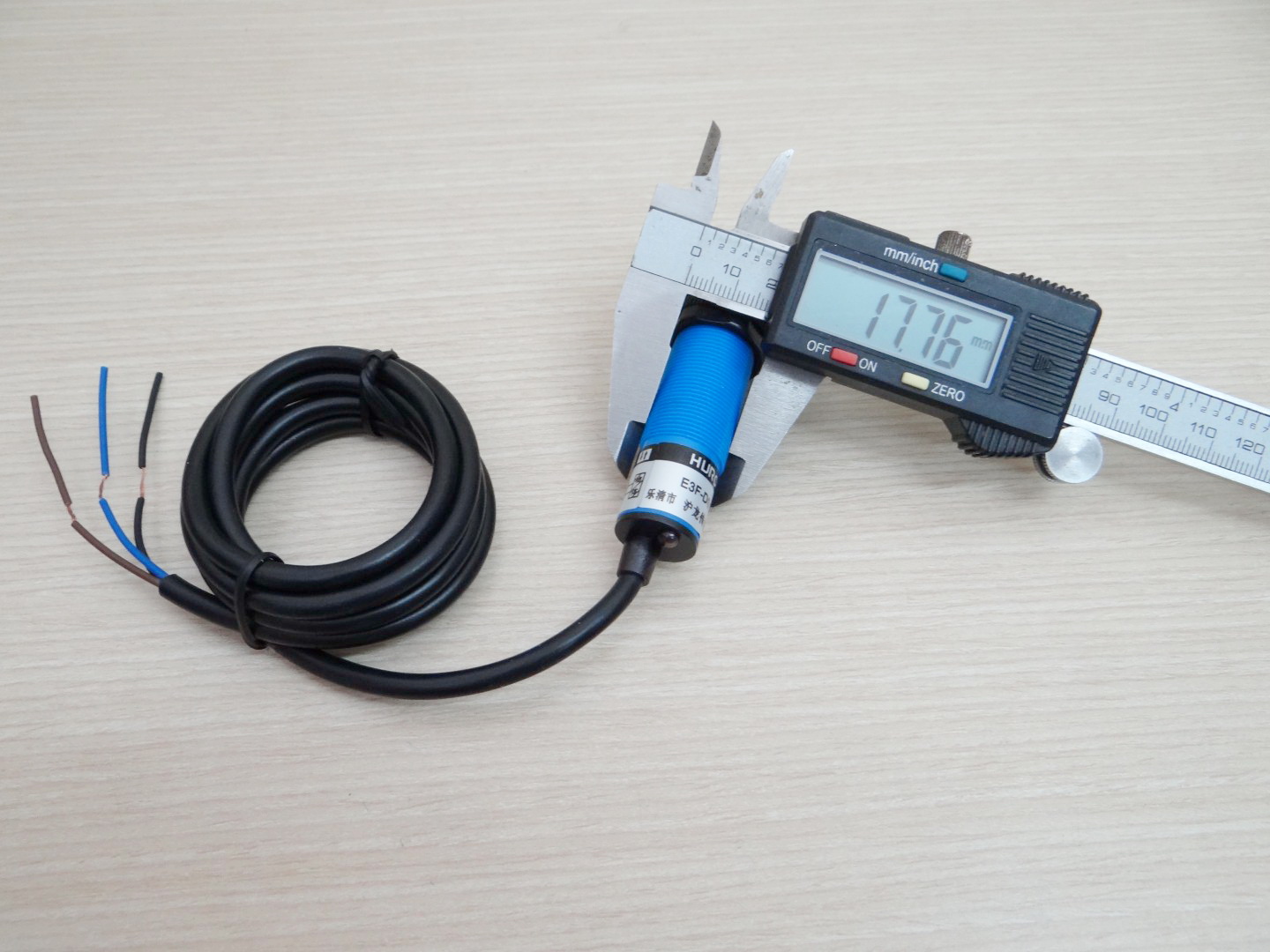 E3F-DS10C4 Infrared Photoelectric Sensor 0-10cm Detection Range (NPN, NO)