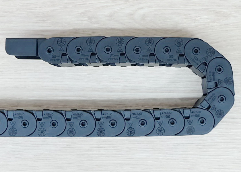 15 x 20 mm Cable Drag Chain R28mm ยาว 1M และ End Connectors (Semi-Enclosed)
