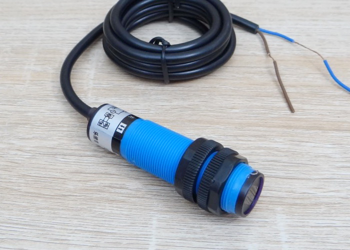 E3F-DS10Y1 Infrared Photoelectric Sensor 0-10cm Detection Range (AC 90-250V, NO)