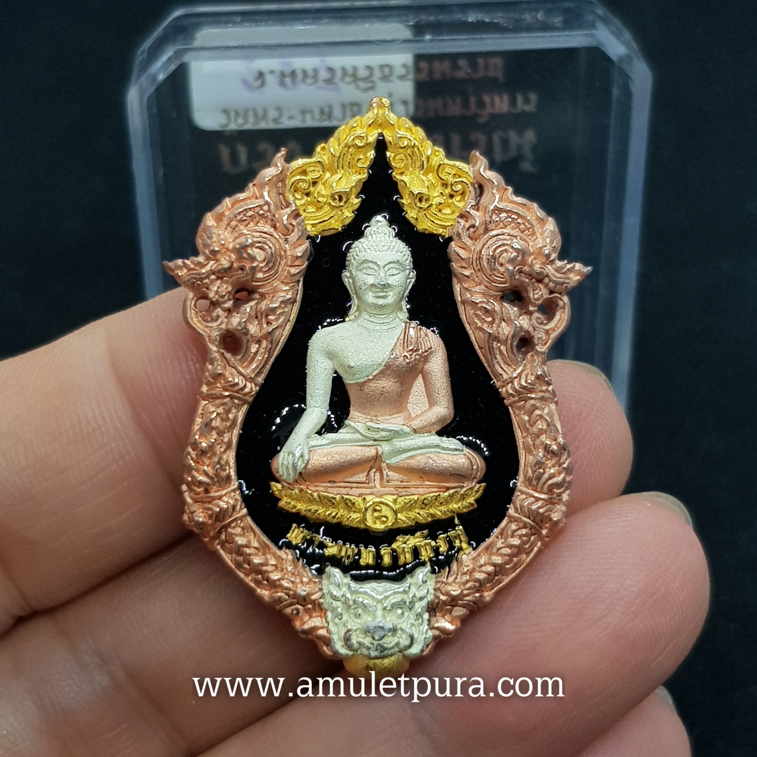 พระพุทธสิหิงค์ กริ่งวินยาภรณ์ ๒๖ ศตวรรษ(สามกษัตริย์ลงยาดำหลังพระธาตุ บรรจุเม็ดกริ่ง)ปี55 วัดพระมหาธาตุฯ จ.นครศรีธรรมราช(ตอกโค้ด หมายเลข227)