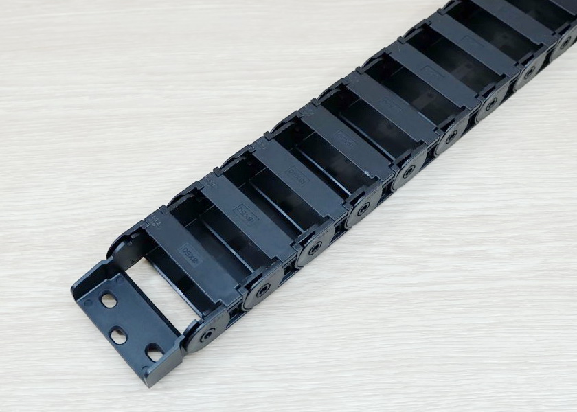 18 X 50 mm Cable Drag Chain R38mm ยาว 1M และ End Connectors (Semi-Enclosed)