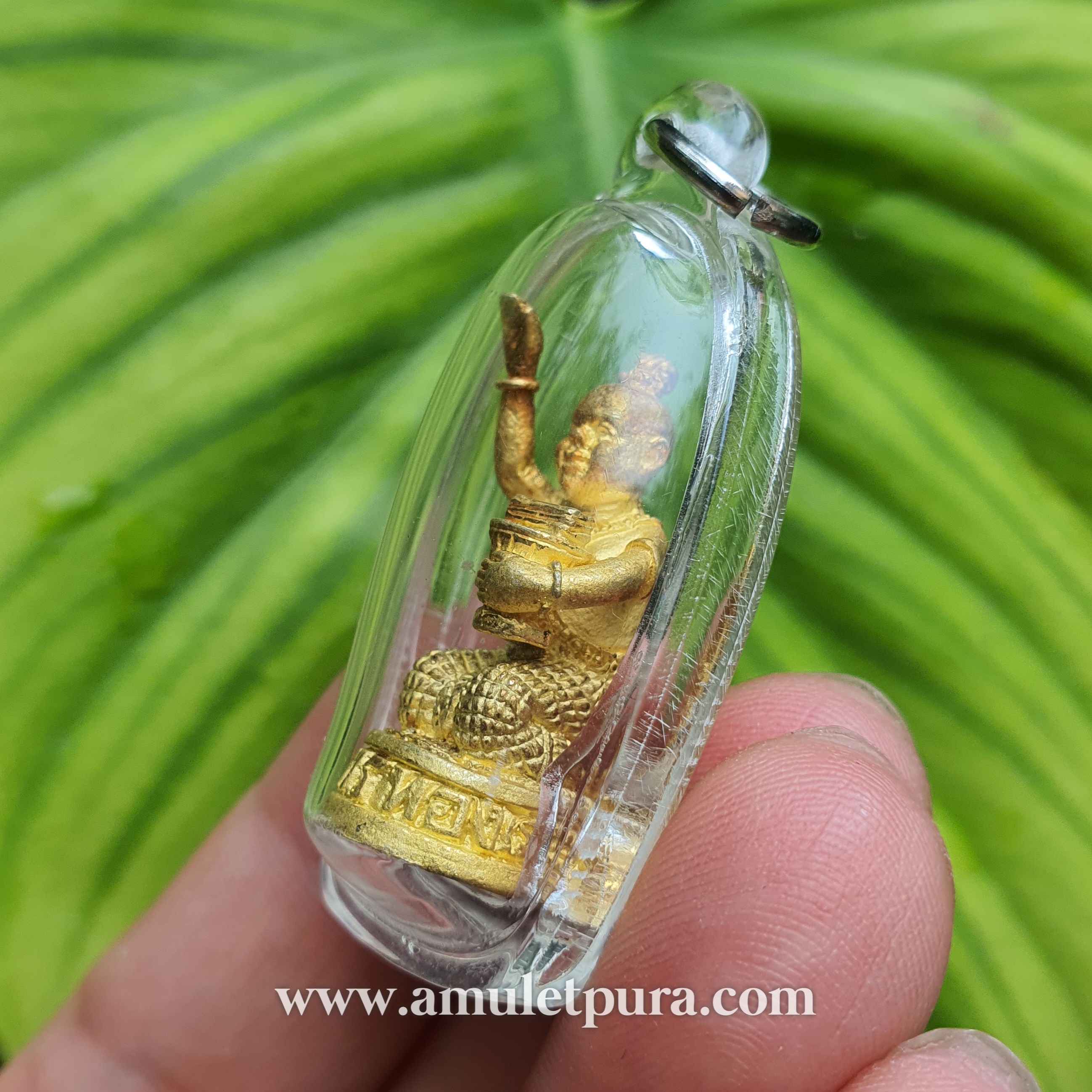 กุมารรับทรัพย์ รุ่นรับทรัพย์(โลหะชุบทองปัดเงา)ปี45 หลวงปู่ชื่น วัดตาอี จ.บุรีรัมย์(ตอกโค้ด อุดผงใต้ฐาน พร้อมเลี่ยมกันน้ำ)