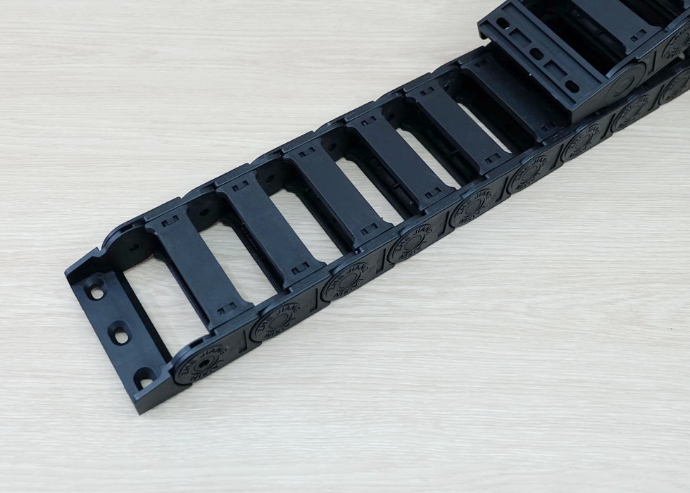 25 X 77 mm Cable Drag Chain R55mm ยาว 1M และ End Bridge Connectors (Bridge opening)