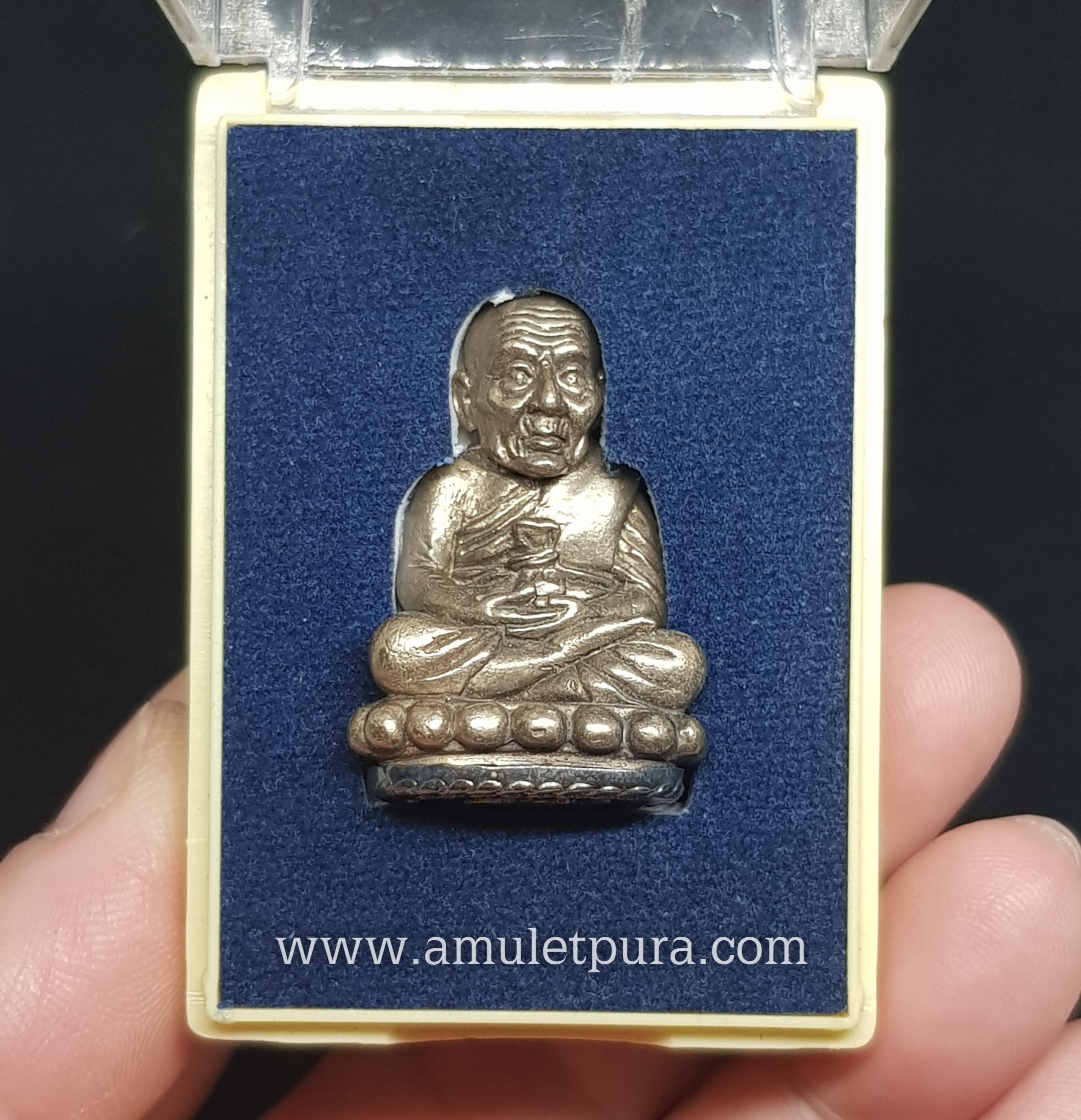 กริ่งหลวงปู่ทวดนิ้วกระดก ก้นลายเซ็นต์ (เนื้อชนวนมหามงคลก้นเงิน) รุ่นกฐิน53 ลังกาสุกะ พระอาจารย์แดง วัดไร่ จ.ปัตตานี (มีโค้ด หมายเลข2284)