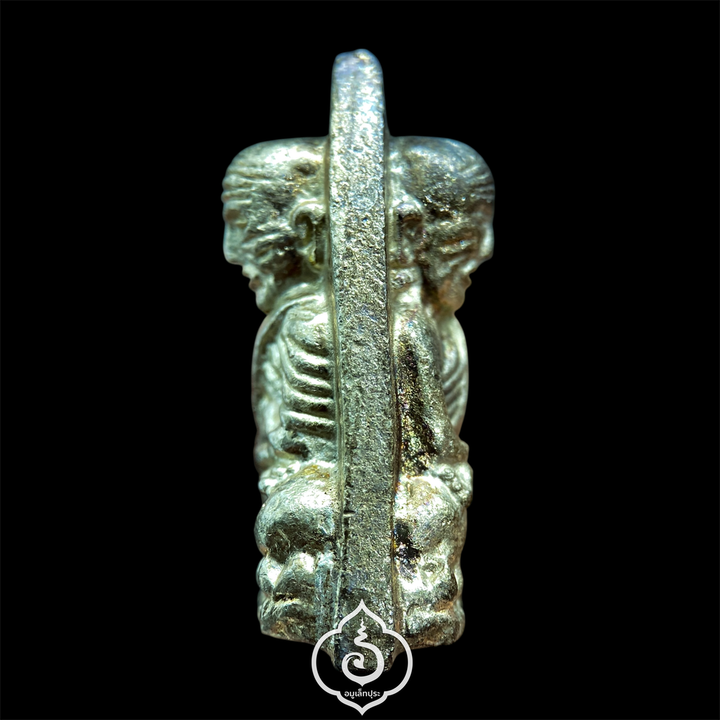 หลวงปู่ทวด พิมพ์เตารีดใหญ่ 2 หน้า กรรมการ ปี43 เนื้อนวะพรายเงิน สมเด็จพระสังฆราช วัดบวรนิเวศวิหาร (ตอก 4 โค้ด หน้า คอจุด ก้นลายเซ็นต์)