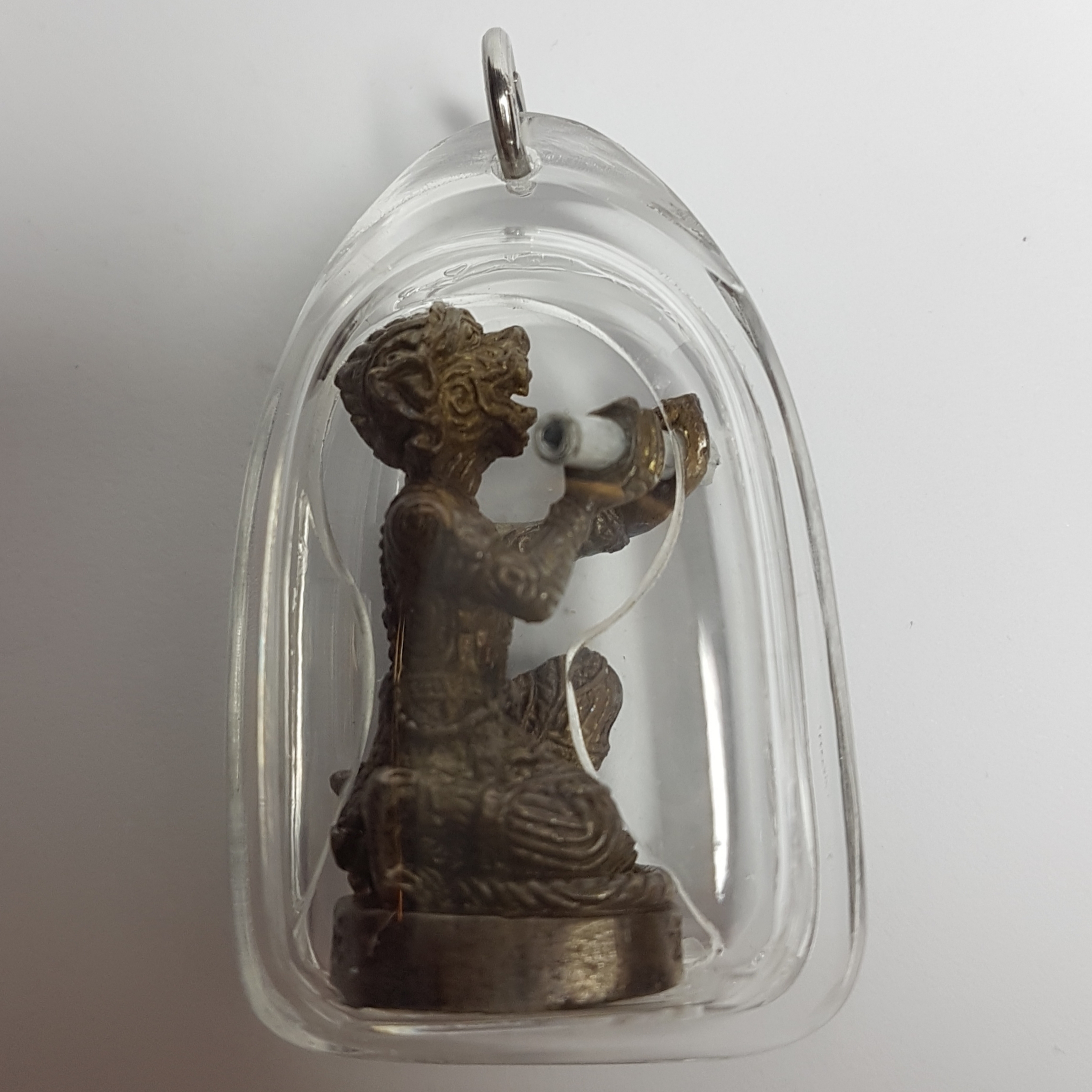 หนุมานถวายตะกรุด(โลหะ ผสมชนวนเก่า)ไตรมาส53 หลวงปู่บุญ วัดทุ่งเหียง จ.นครปฐม(ใต้ฐานอุดผง ตอกโค๊ต หนุมานถือตะกรุด(จารมือ)พร้อมเลี่ยมกันน้ำ)