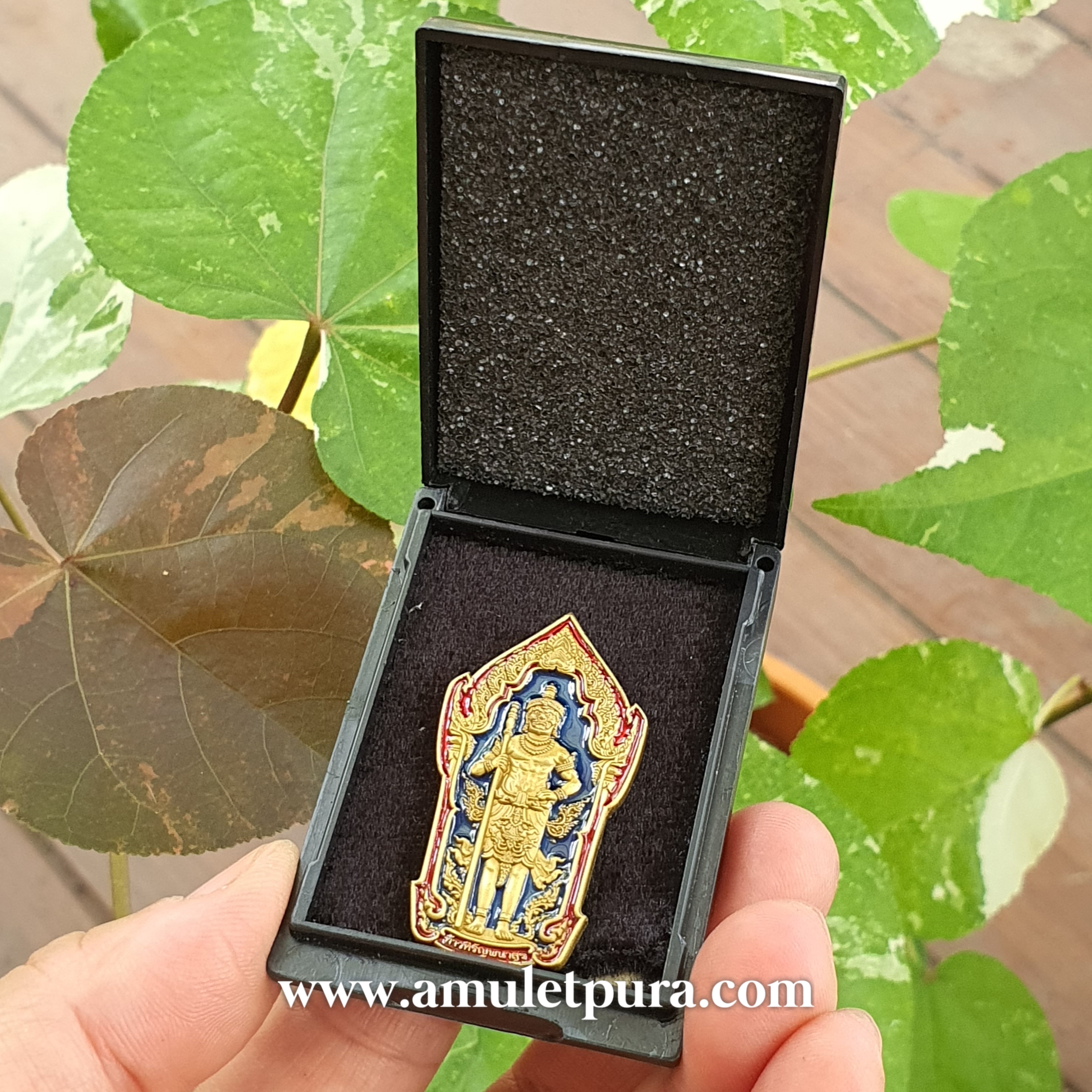 เหรียญท้าวหิรัญพนาสูร รุ่นแรก รุ่นปลดหนี้ ปลอดโรค ปลอดภัย (เนื้อทองเหลืองซาตินพื้นน้ำเงิน ขอบแดง) ปี64 หลวงพ่อพัฒน์ วัดห้วยด้วน จ.นครสวรรค์ (โค้ด พ หมายเลข 11)