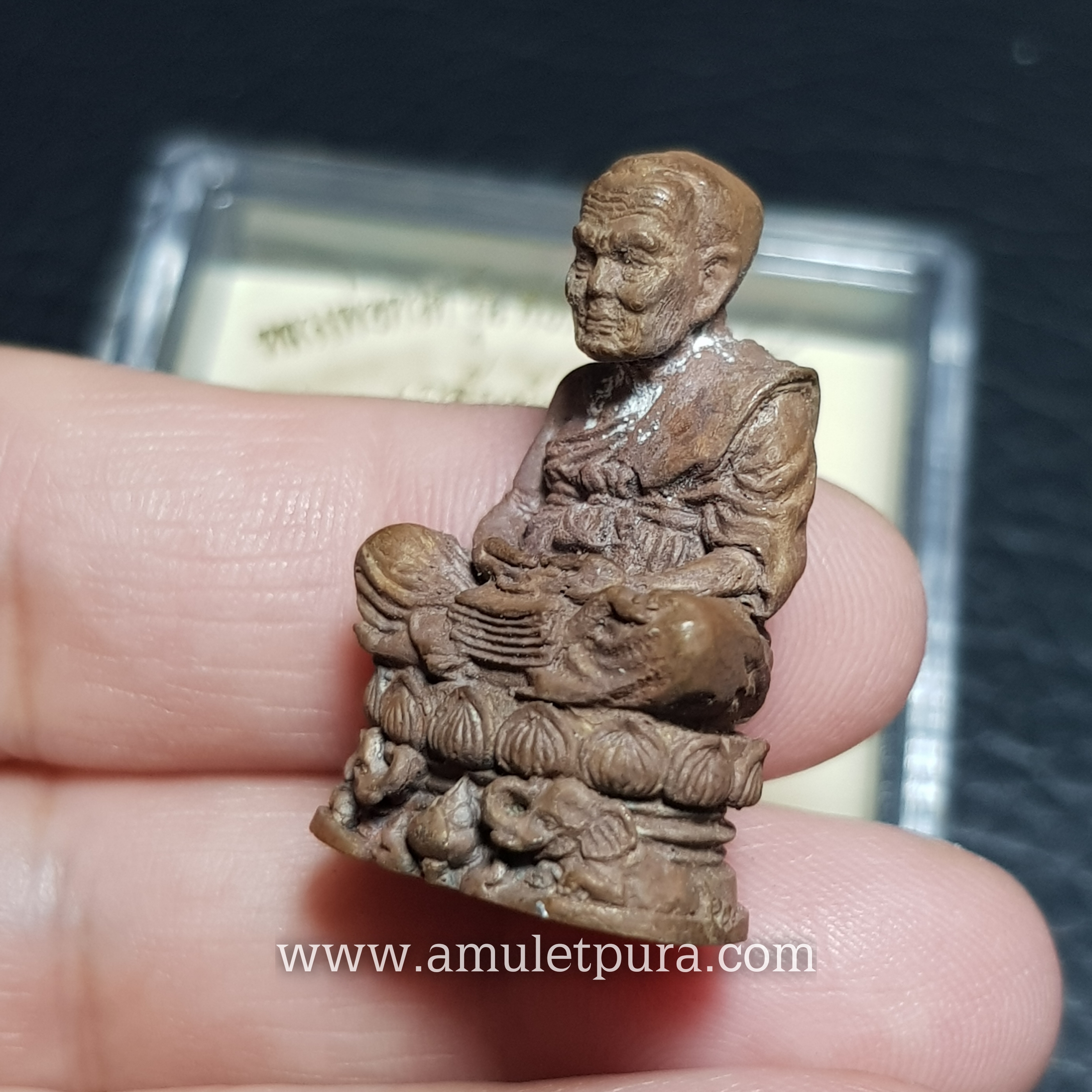 หลวงพ่อทวด(รูปหล่อลอยองค์บัวรอบ ฐานคชสาร เนื้อทองแดงเถื่อน)รุ่นพ่อท่านเขียวอุปถัมภ์(กลันตัน๕๔)ปี54 พ่อท่านเขียว วัดห้วยเงาะ จ.ปัตตานี(บรรจุกริ่ง ใต้ฐานตอกโค้ด หมายเลข1465)