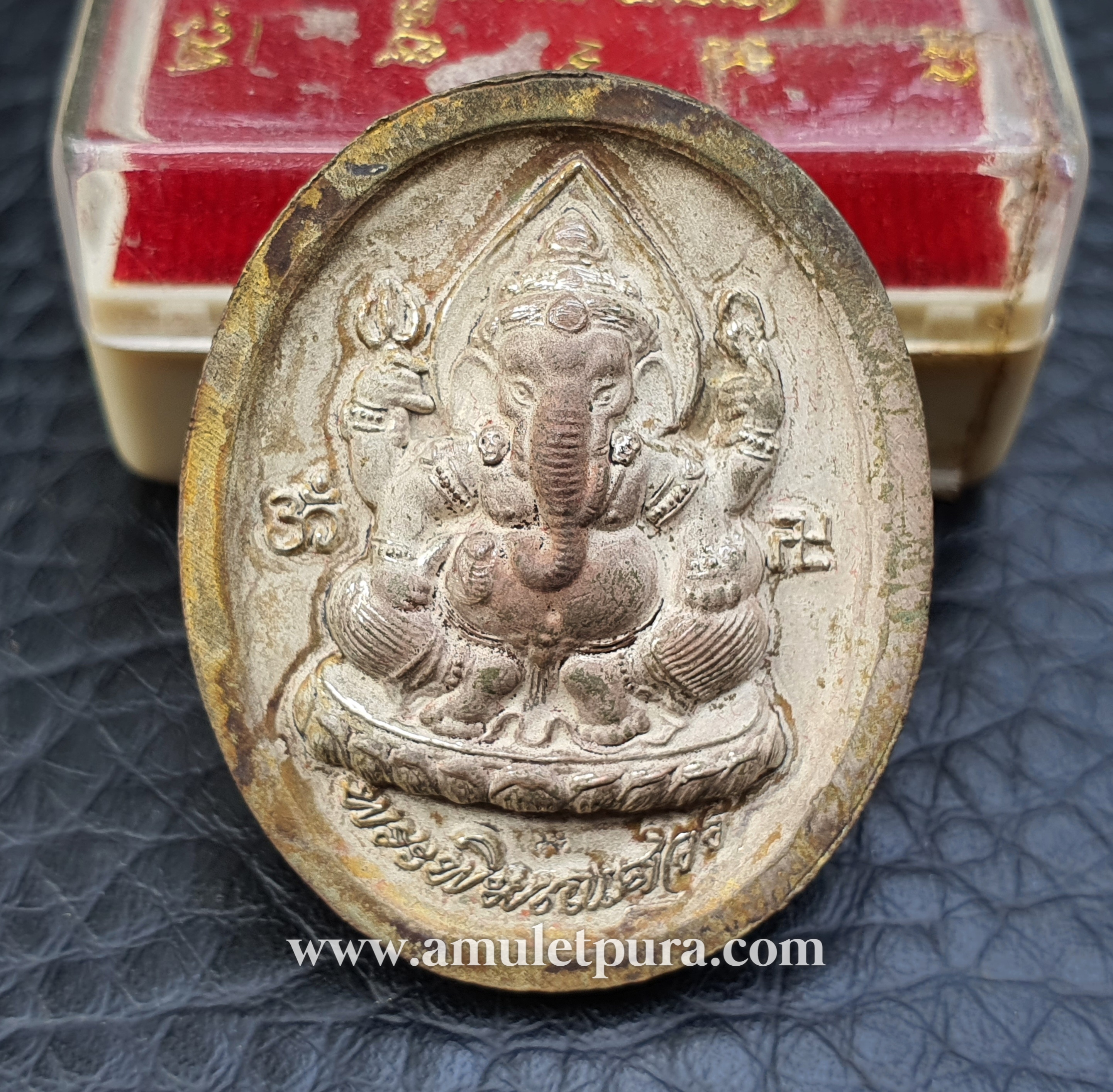 เหรียญหมอชีวกโกมารภัจจ์ หลังพระพิฆเณศ(สัมฤทธิ์ชุบเงินพ่นทราย)รุ่นเศรษฐี 1,000 ล้าน ปี51 หลวงปู่คีย์ วัดศรีลำยอง จ.สุรินทร์ (ตอกโค้ด หมายเลข 692)