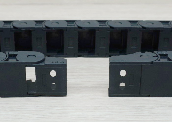 18 X 25 mm Cable Drag Chain R38mm ยาว 1M และ End Connectors 2-รูยึด (Semi-Enclosed)