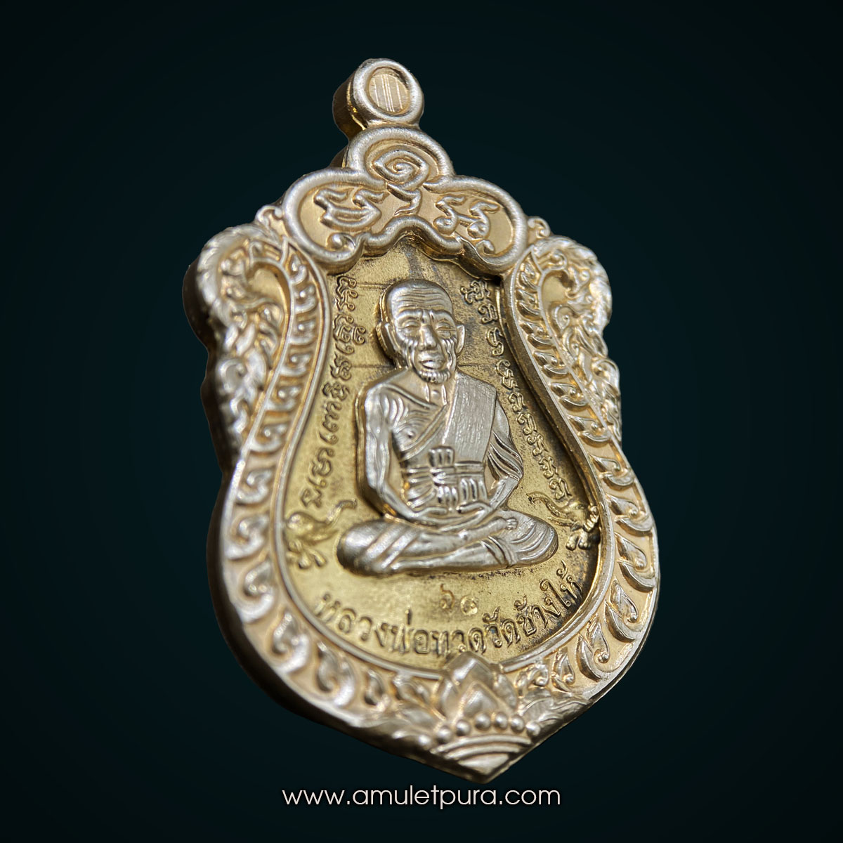 1 ใน 599 เหรียญเสมาหน้าเลื่อนหลวงพ่อทวดหลังพ่อท่านเขียว (เนื้อนวโลหะ หน้าทองขาว ซุ้มทองขาว) รุ่นสร้างบารมี ปี57 พ่อท่านเขียว วัดห้วยเงาะ จ.ปัตตานี (3 โค้ด หมายเลข 68)