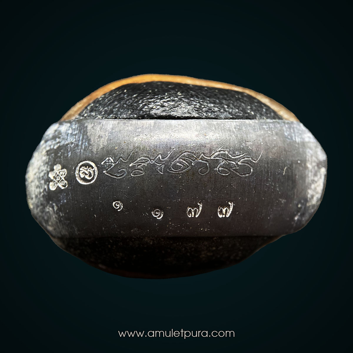 เบี้ยแก้พรายปรอท พิธี 9 ฤกษ์ 9 มงคล ครบ 200 ปี ปี54 วัดละหารไร่ จ.ระยอง จัดสร้างโดย มูลนิธิหลวงปู่ทิม (จารมืออุดผงพรายกุมาร คลุกรักชันโรงหลวงปู่ทิม วัดละหารไร่ พร้อมแผ่นตะกั่วจารมือ ตอกโค้ด หมายเลข 1177) หลวงปู่บัว,หลวงปู่คำบุ,หลวงพ่อสิน ปลุกเสก