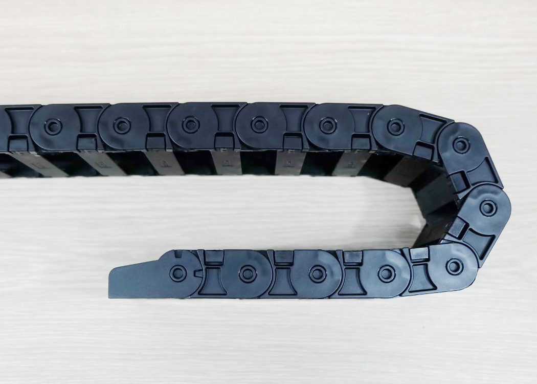 18 X 50 mm Cable Drag Chain R38mm ยาว 1M และ End Connectors (Semi-Enclosed)