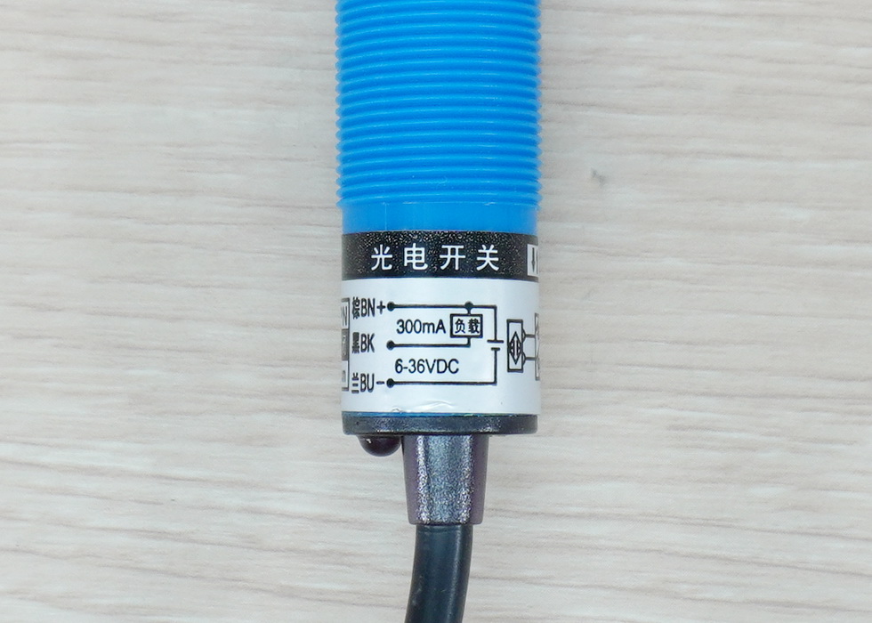 E3F-DS30N2 Infrared Photoelectric Sensor 10-30cm Detection Range Adjust (NPN, NC)