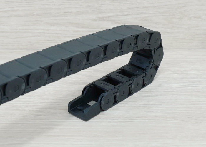 15 x 20 mm Cable Drag Chain R28mm ยาว 1M และ End Connectors 2รูยึด (Semi-Enclosed)