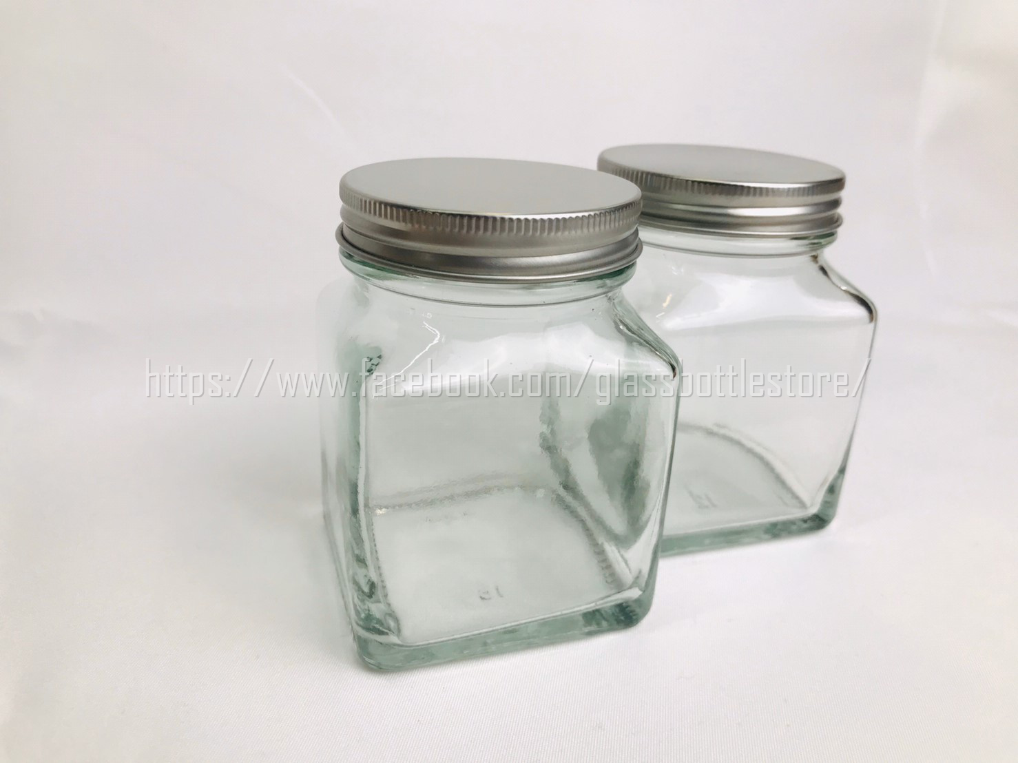 ขวดแก้ว สี่เหลี่ยมแยม 180ml ฝาเกลียวหมุนสีเงิน