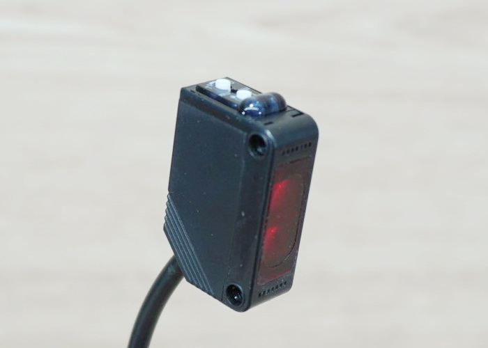 E3Z-LS63, Diffuse Photoelectric Switch 1-50 cm Detection Range (NPN, NO/NC)