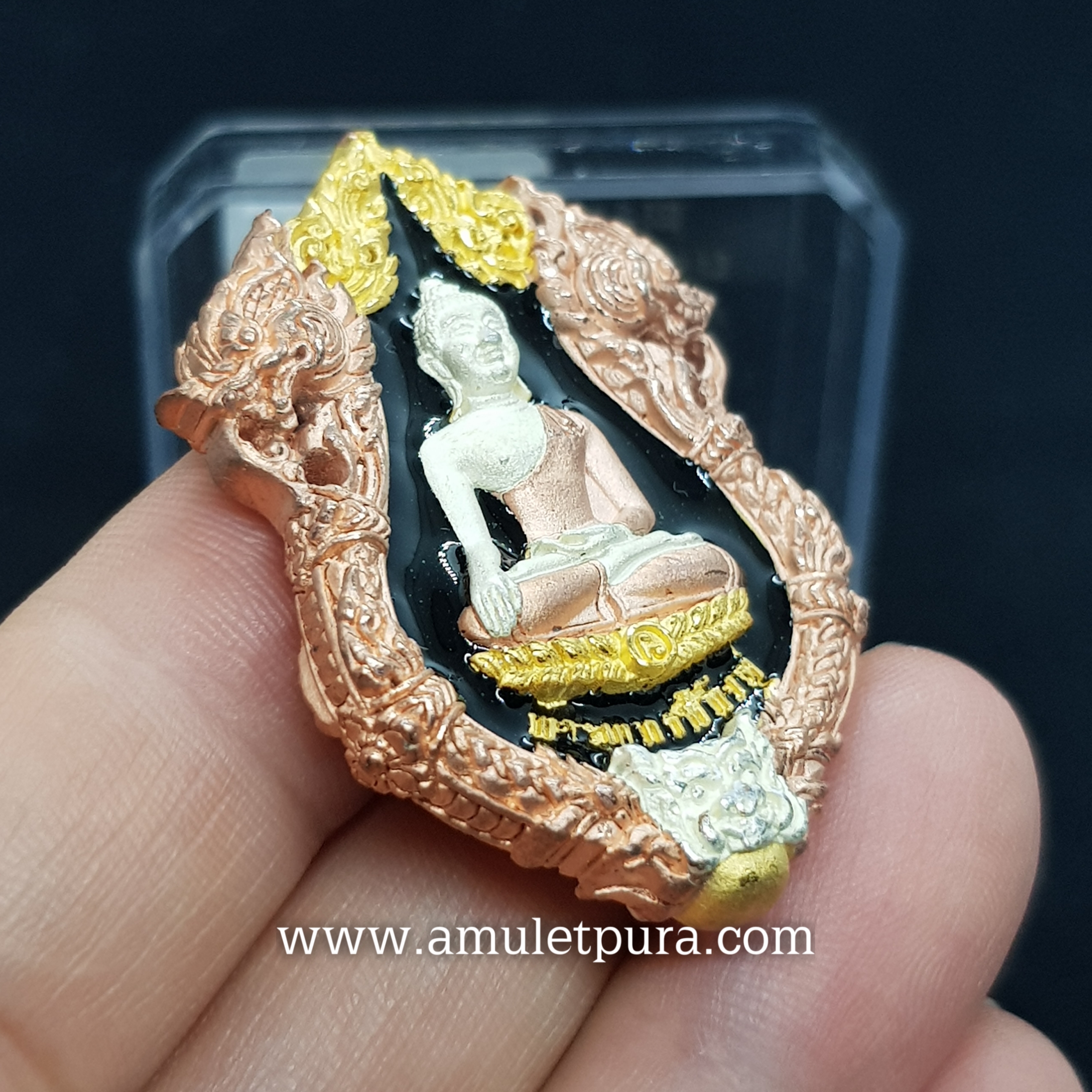 พระพุทธสิหิงค์ กริ่งวินยาภรณ์ ๒๖ ศตวรรษ(สามกษัตริย์ลงยาดำหลังพระธาตุ บรรจุเม็ดกริ่ง)ปี55 วัดพระมหาธาตุฯ จ.นครศรีธรรมราช(ตอกโค้ด หมายเลข227)