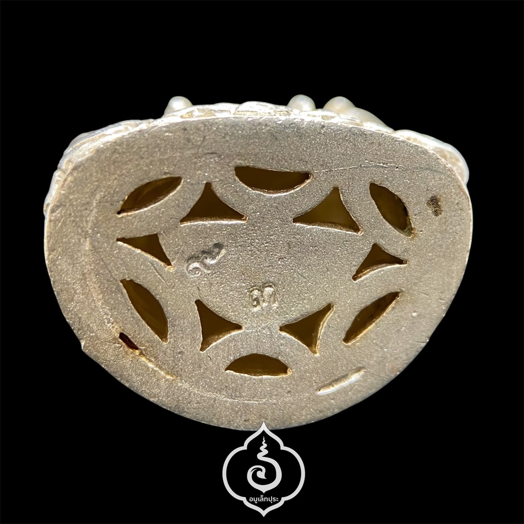 พระพิฆเนศวร รุ่นยกฉัตรพระเจดีย์ (เนื้อโลหะชุบเงินพ่นทราย ฝังพลอยแดง) ปี47 หลวงพ่อวัลลภ วัดดอยแท่นพระ (ผาหลวง) จ.เชียงใหม่ (มีโค้ดใต้ฐาน)